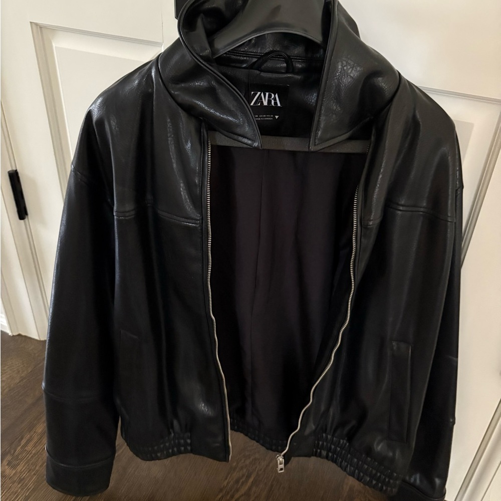 Women’s leather jacket Zara size xs!!